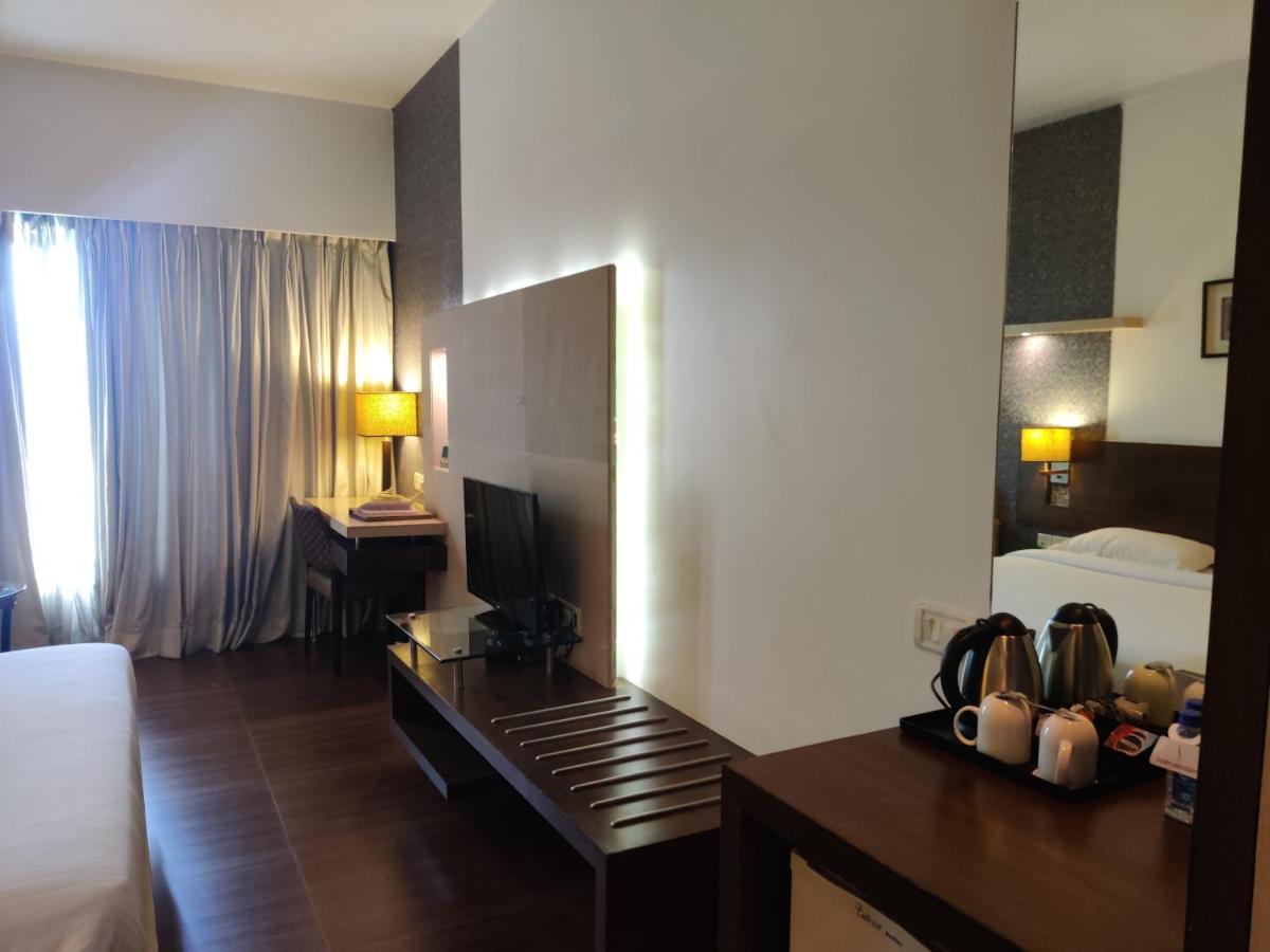 ת'יין Hotel Satkar Residency מראה חיצוני תמונה